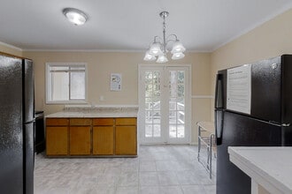 845 Brian Ln in Forest Park, GA - Foto de edificio - Building Photo