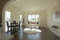 146 N Edgemont St, Unit 2 in Los Angeles, CA - Building Photo - Building Photo