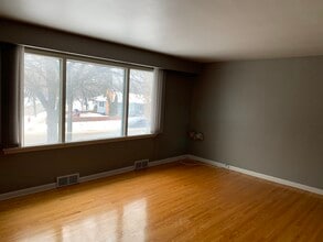 1304 Lorette Av in Winnipeg, MB - Building Photo - Building Photo