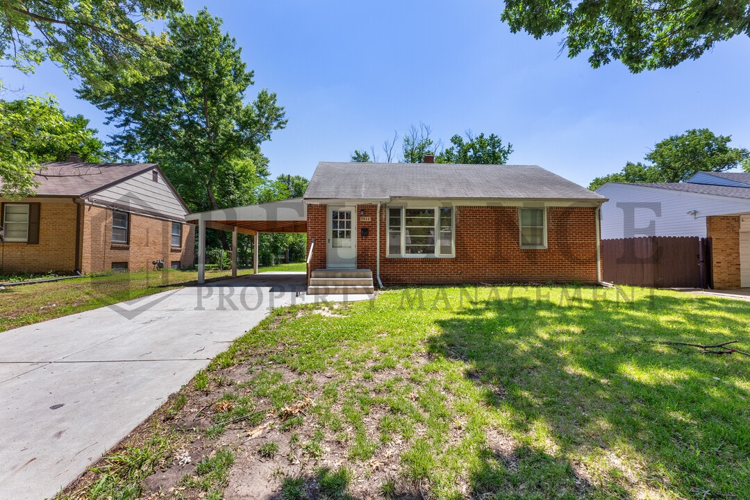 1932 S Parkwood Ln in Wichita, KS - Foto de edificio