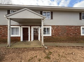 114 Nelson St SE in Silver Creek, GA - Building Photo