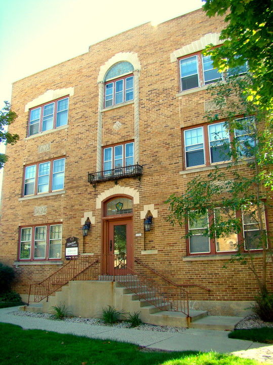 Newton Apartments in Milwaukee, WI - Building Photo