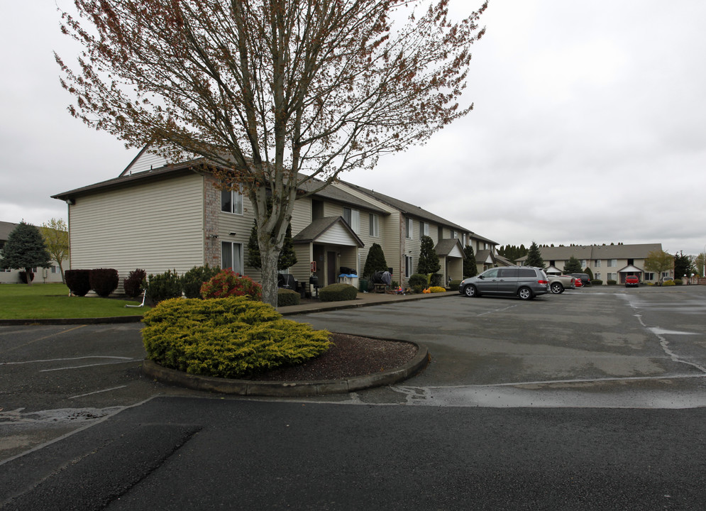 Stonehedge Court in Woodburn, OR - Building Photo