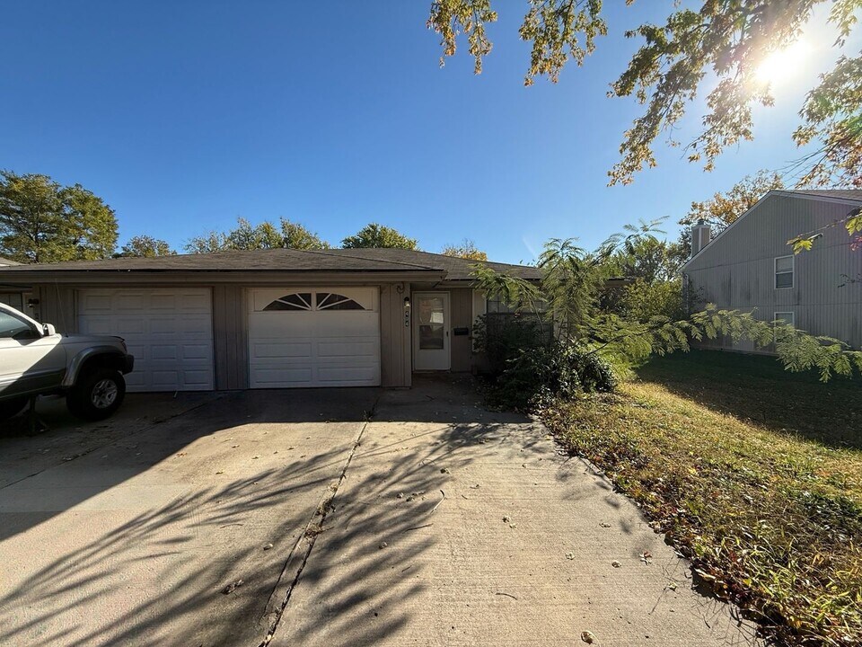 402-404 SW 6 St in Blue Springs, MO - Building Photo