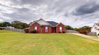 275 Allen Dr in Millbrook, AL - Building Photo