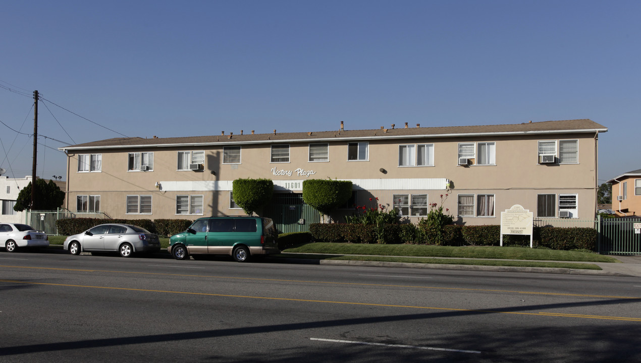 Victory  Plaza Apartments in North Hollywood, CA - Building Photo