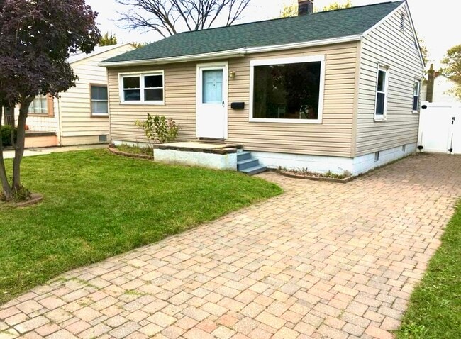 property at 11319 Packard Ave
