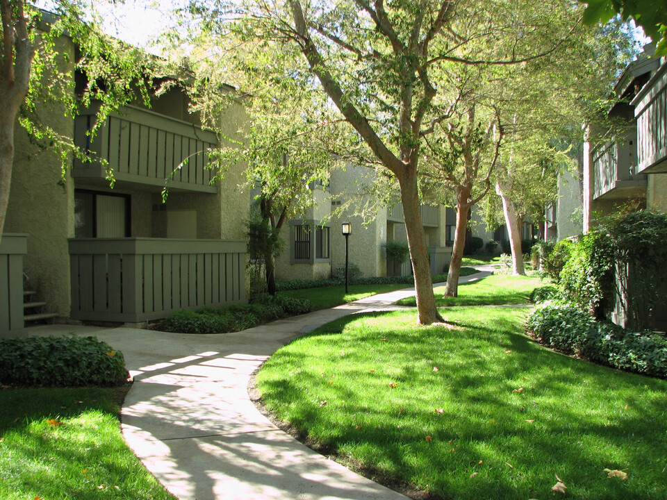 Artisan Oaks in Valencia, CA - Foto de edificio