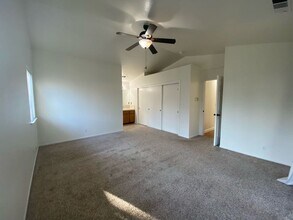 1947 Henshaw Ave in Tulare, CA - Building Photo - Building Photo