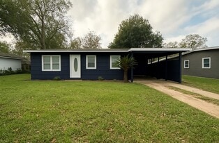 502 Breezy Ln in Wharton, TX - Building Photo