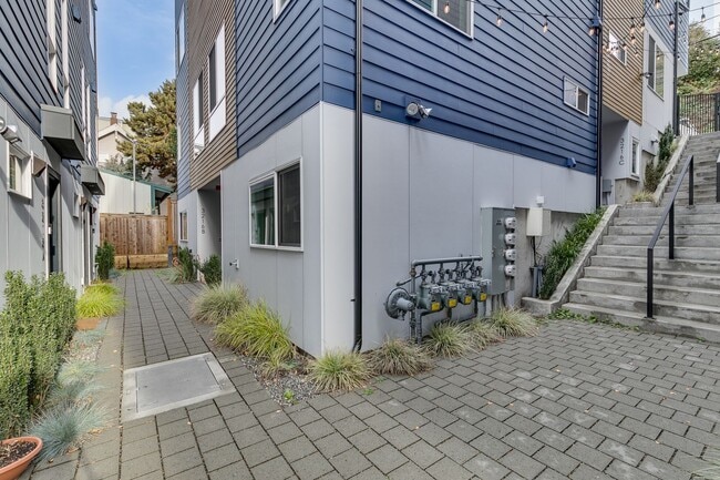 3216 15th Ave W in Seattle, WA - Building Photo - Building Photo