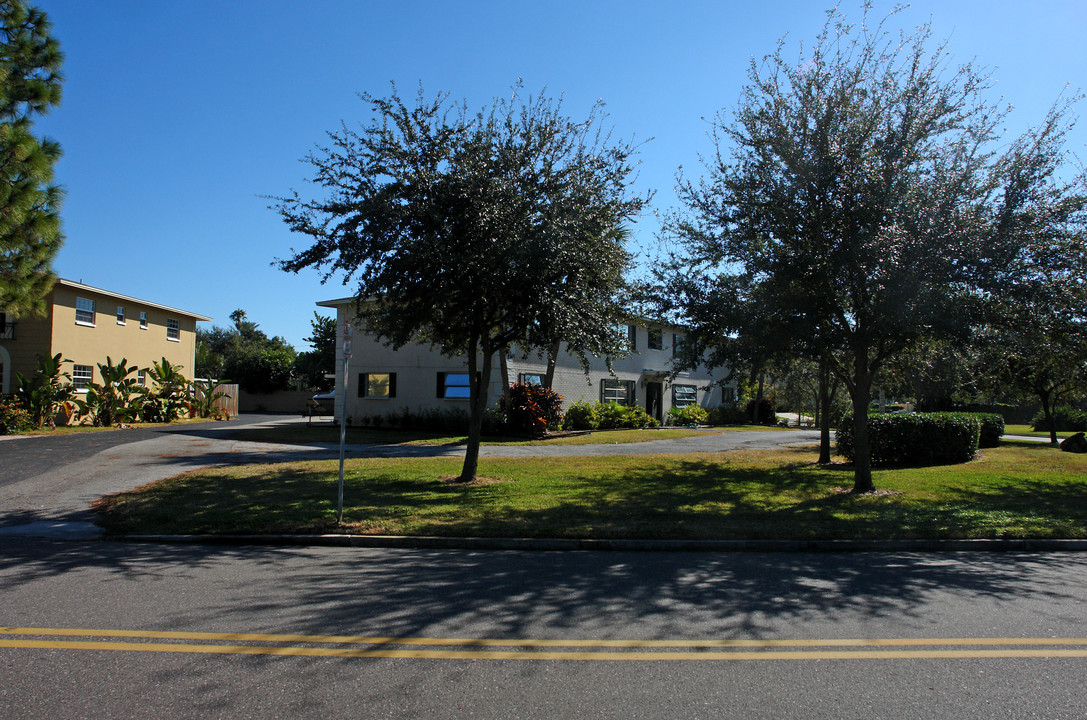 4501 Overlook Dr NE in St. Petersburg, FL - Foto de edificio