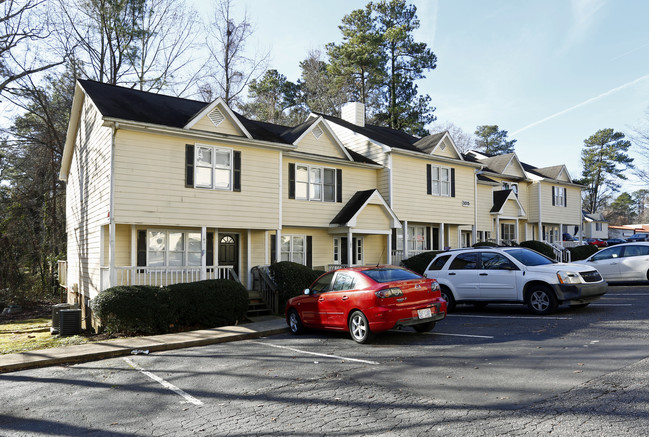 Clarendon Apartments and Townhomes in Raleigh, NC - Building Photo - Building Photo