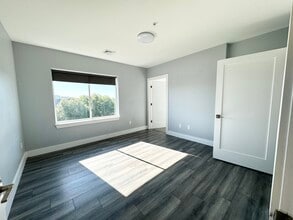 25 W 5th St, Unit 2 in Boston, MA - Building Photo - Building Photo
