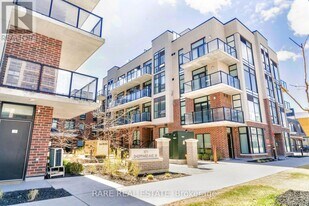 871 Sheppard Ave W in Toronto, ON - Building Photo