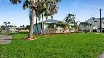 2758 Bruce St in Matlacha, FL - Building Photo