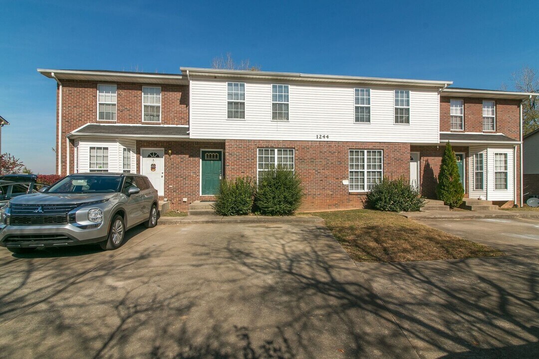 1244 Parkway Pl in Clarksville, TN - Building Photo