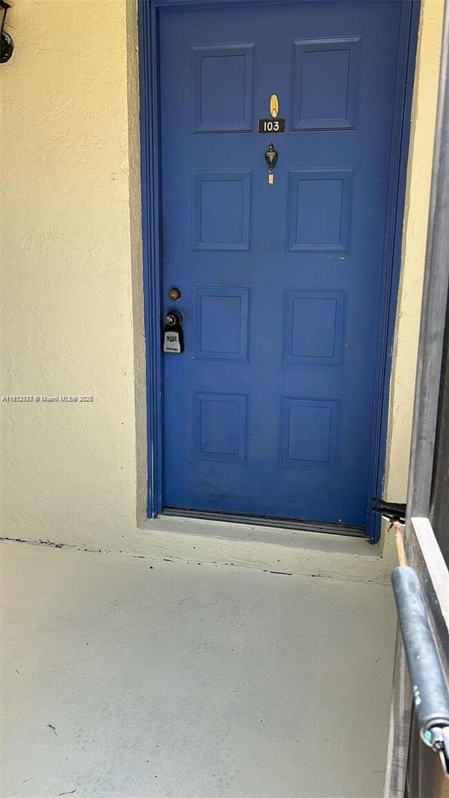 189 Lakeview Dr in Weston, FL - Building Photo - Building Photo