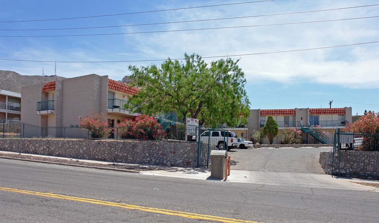 108 E Castellano Dr in El Paso, TX - Building Photo