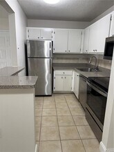 7100 NW 179th St in Hialeah, FL - Foto de edificio - Building Photo