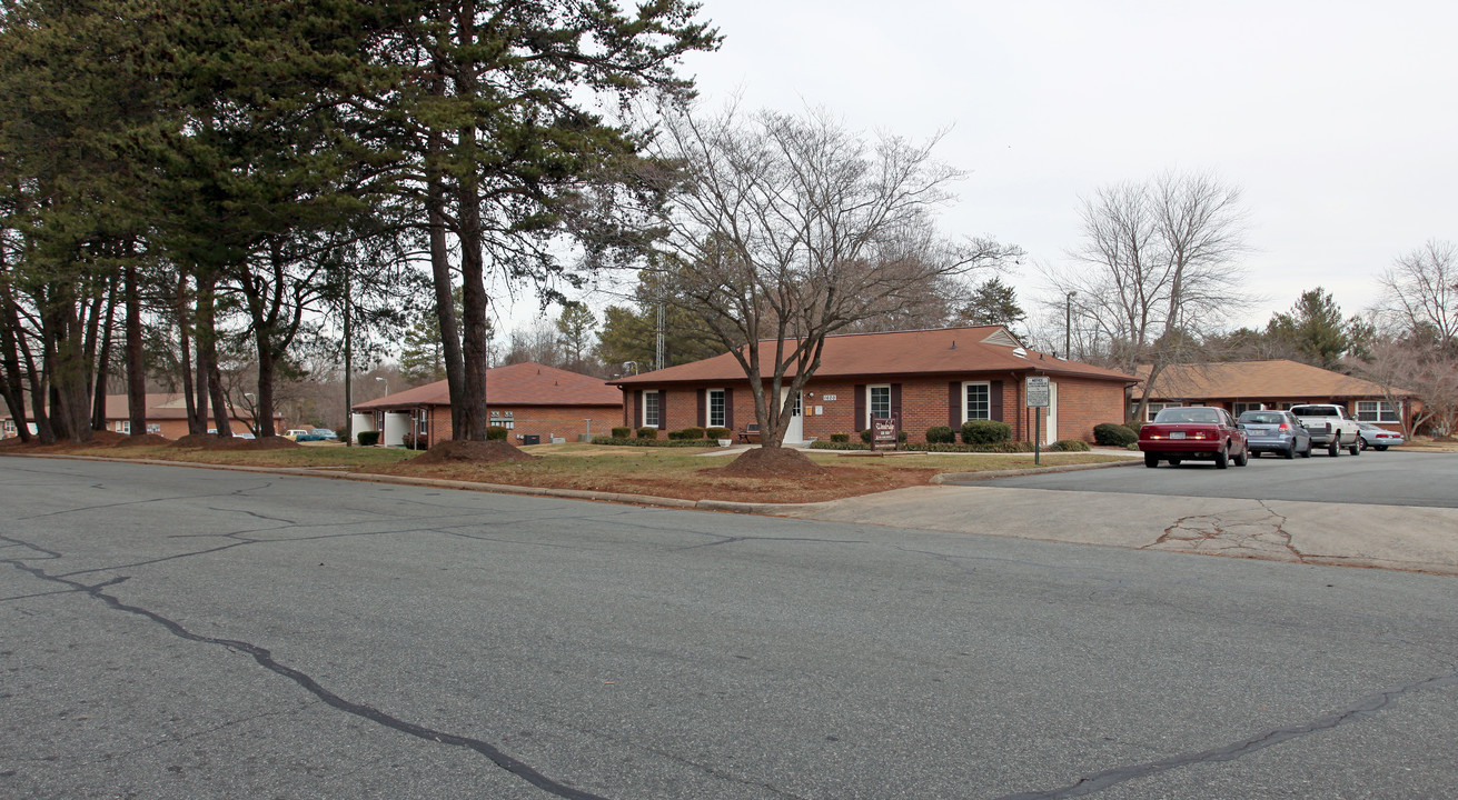 Woodridge Apartments in Burlington, NC - Building Photo