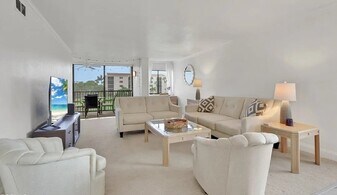 4612 Flagship Dr, Unit 206 in Ft. Myers, FL - Building Photo