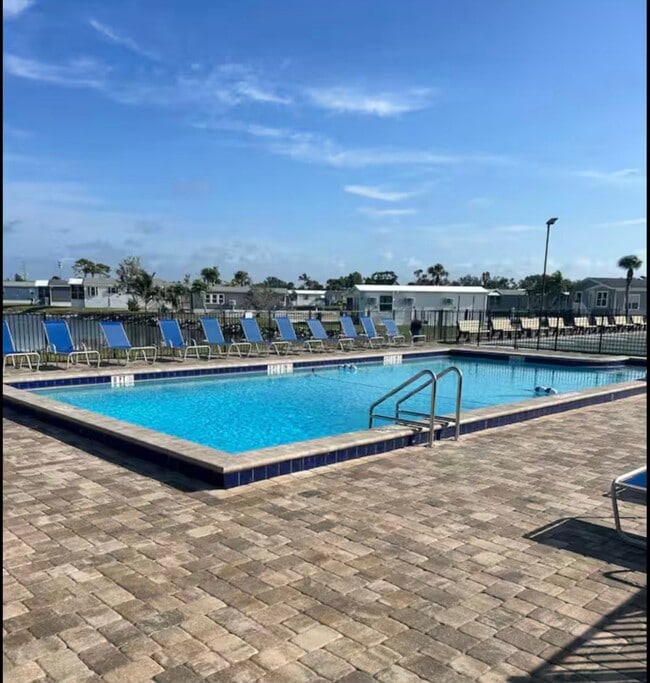 75 Kiowa Dr N in Fort Myers Beach, FL - Foto de edificio - Building Photo