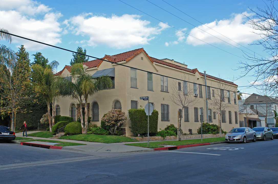 404 N Sierra Bonita Ave in Los Angeles, CA - Foto de edificio