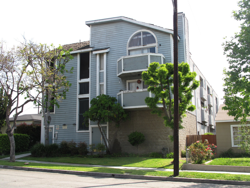 1732 GLADYS Ave in Long Beach, CA - Building Photo