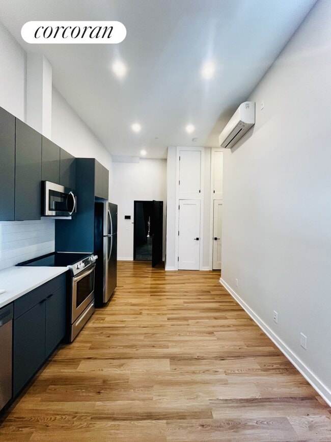 317 W 51st St in New York, NY - Building Photo - Building Photo