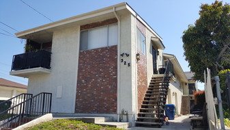 325 W 9th St in San Pedro, CA - Building Photo
