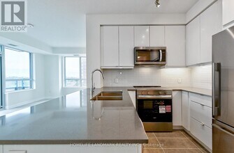 3270 Sheppard Ave E in Toronto, ON - Building Photo - Building Photo