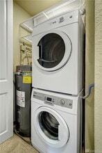 2625 13th Ave W, Unit 405 in Seattle, WA - Foto de edificio - Building Photo