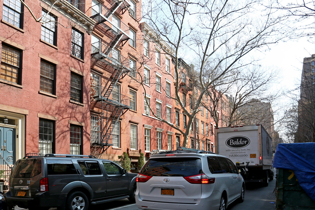 29 W 10th St in New York, NY - Building Photo