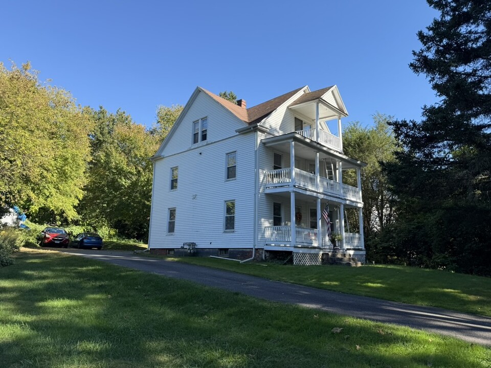 22 Emmett St, Unit 1 in Terryville, CT - Foto de edificio