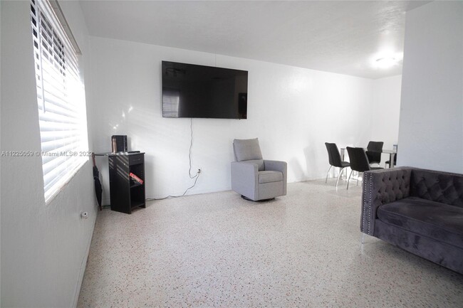 3340 NW 17th St-Unit -3342 in Miami, FL - Building Photo - Building Photo