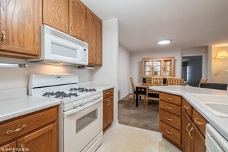 9743 Wildwood Ct, Unit #1D in Highland, IN - Foto de edificio - Building Photo