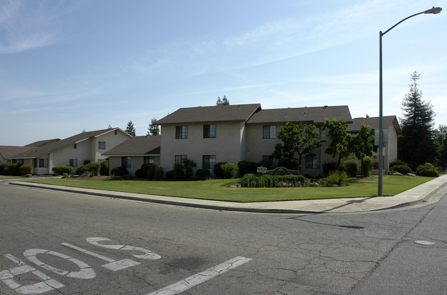 Hemlock Apartments in Reedley, CA - Foto de edificio - Building Photo