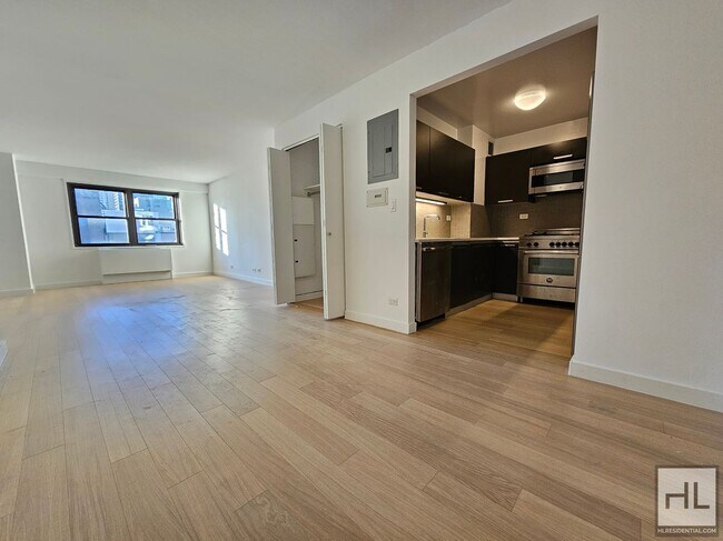 Luxury 1 Bed, 1.5 Bath on 23rd Floor in Mu in New York, NY - Building Photo - Building Photo