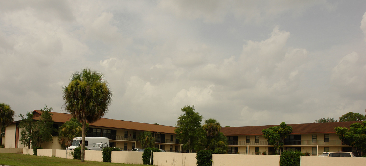 Lakeside Villas in Avon Park, FL - Building Photo