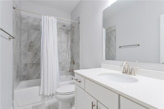 330 La Perla Dr in Sugar Hill, GA - Foto de edificio - Building Photo