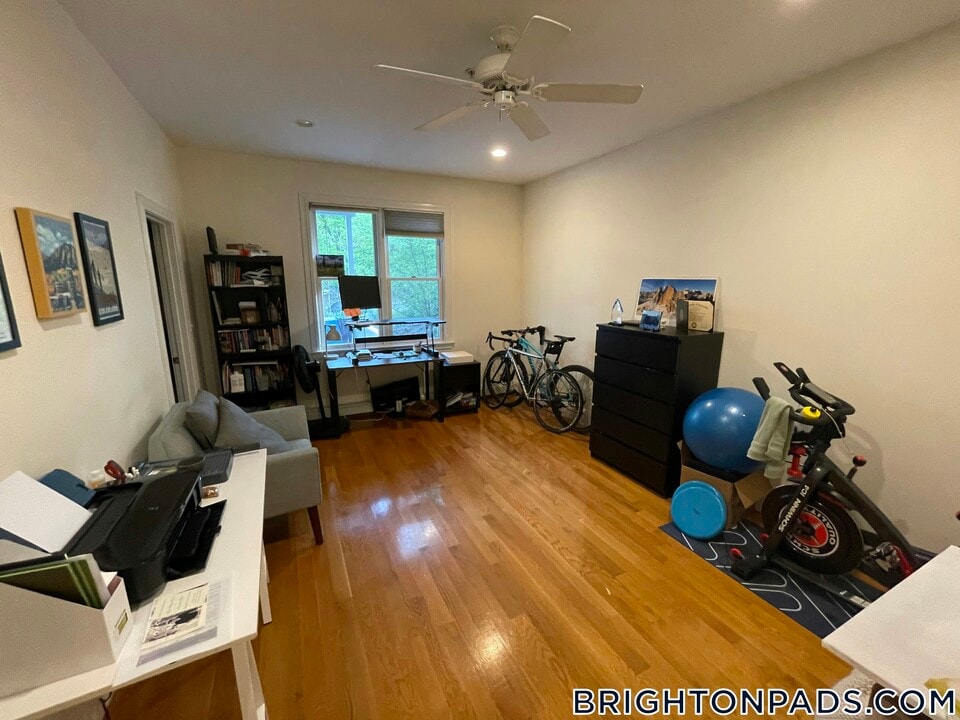 10 Selkirk Rd in Boston, MA - Building Photo