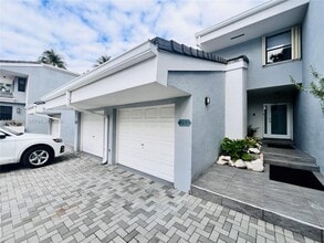 253 Poinciana Island Dr in Sunny Isles Beach, FL - Foto de edificio - Building Photo