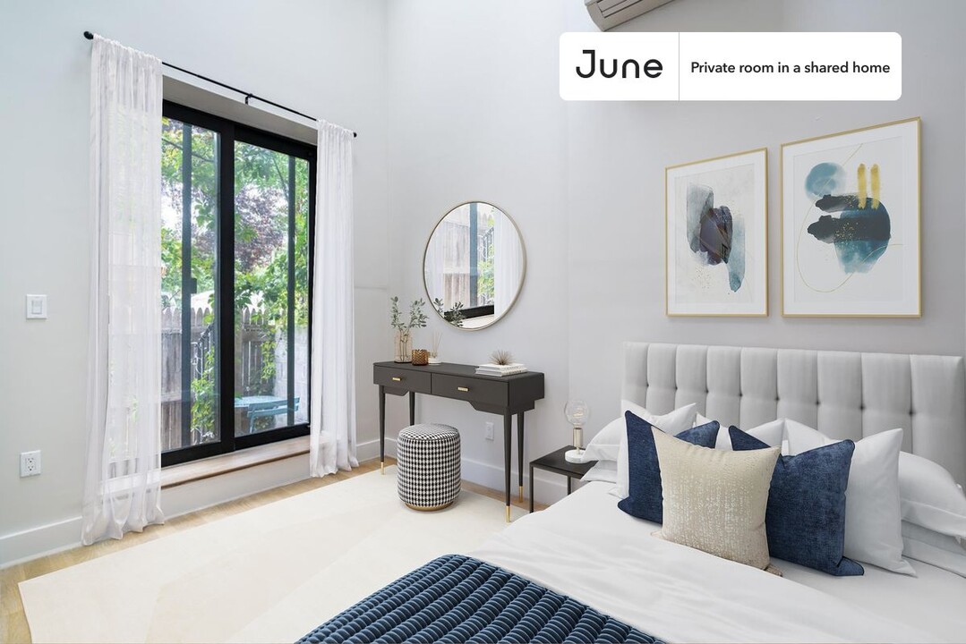 Private bedroom in 6 bed/6.5 bath Home in New York, NY - Building Photo