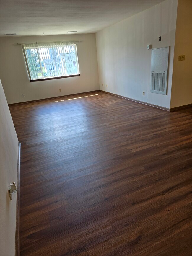 1020 Riverbend Dr in Hartford, WI - Foto de edificio - Building Photo