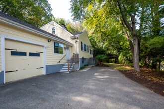 215 Blue Hill Dr in Westwood, MA - Foto de edificio - Building Photo