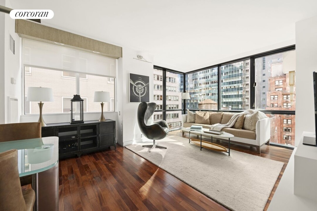 60 E 55th St in New York, NY - Building Photo
