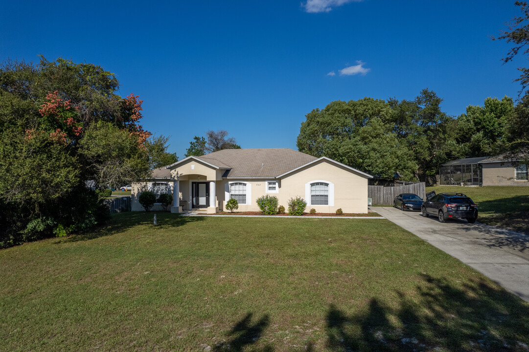 702 N 4th Ave in Deltona, FL - Foto de edificio