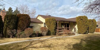 3715 Warren Way in Reno, NV - Building Photo