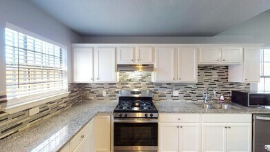 Spacious Victory Gardens home near Trammell Crow Park in Dallas, TX - Foto de edificio - Building Photo